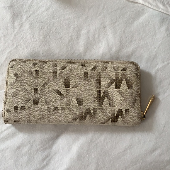 Michael Kors wallet - Picture 2 of 3